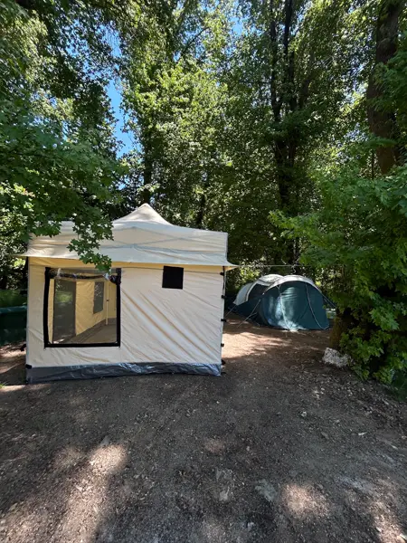 Abelya Camping kamp alanı — beyaz gölgelik kabin ve yeşil çadır, sığla ormanı içinde, Karacasöğüt Marmaris kamping